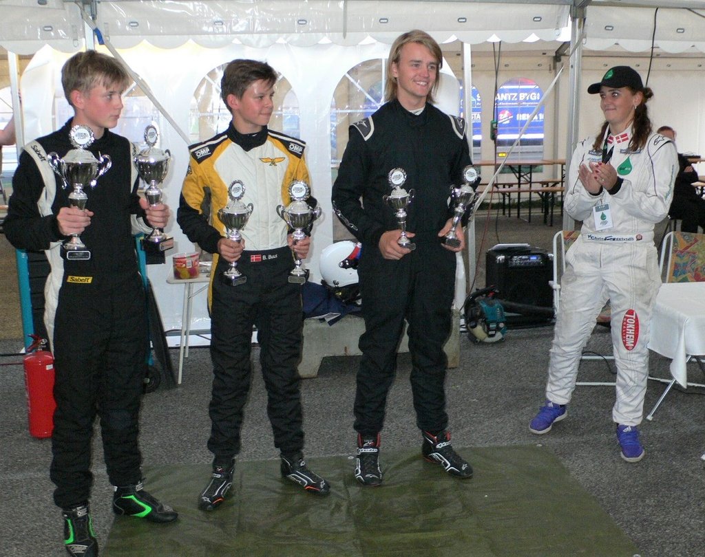 Fra venstre nr. 3, 2 og 1 i Aquila Synergy Cup. Kevin Brandsborg, Bastian Buus og Nicolai Nygaard Pedersen. Helt til højre Kathrine fra klassesponsoren olieselskabet GO'ON